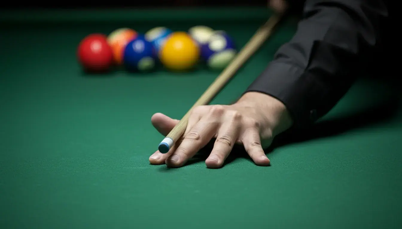 Professionele snookerspeler concentreert zich voor cruciale pot tijdens prestigieus toernooi