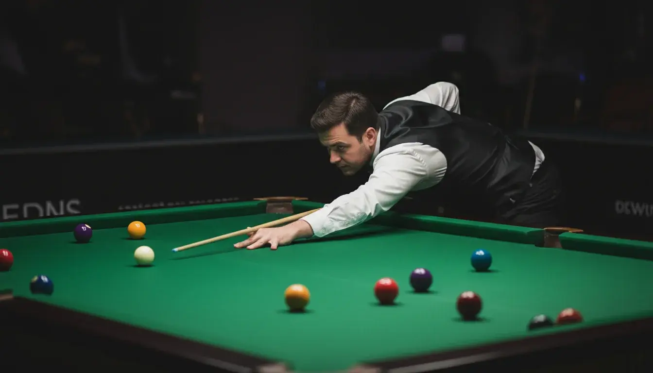 Snookerspeler buigt zich over de tafel voor een precisieshot in toernooiomgeving